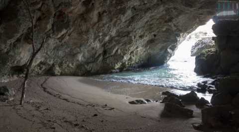 A Monopoli c' una spiaggia segreta:  nascosta nella grotta "dei due ingressi" 